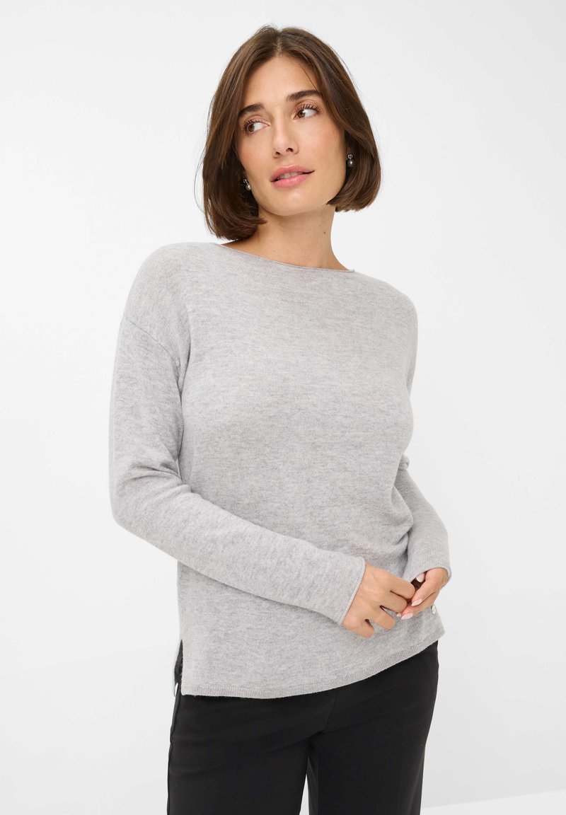 Hellgrauer Pullover mit klassischem Rundhalsausschnitt, langen Ärmeln, weicher Textur, seitlichen Schlitzen und dezenten Nähdetails am Saum.