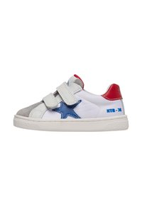 Sneaker bianco con punta in suede grigia, dettaglio con stella blu e tallone rosso. Presenta due strap in Velcro e una suola in gomma testurizzata.