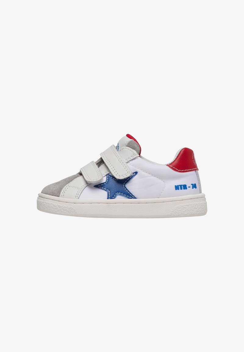 Baskets blanches avec un bout en daim gris, accent étoile bleue et détail de talon rouge. Comprend deux lanières Velcro et une semelle en caoutchouc texturée.