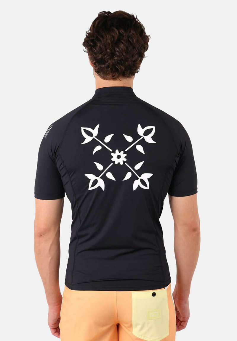 Chemise noire à manches courtes avec un design floral et flèches blanches au dos. Fabriquée en tissu élastique et doux.
