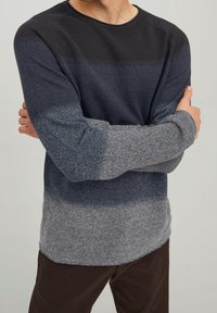 Langärmliges Jersey in Marine- und Grautönen, mit einem strukturierten Muster und kontrastierenden Farben. Rundhalsausschnitt, leichtes Material.