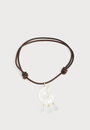 Collana con cordoncino di pelle marrone con un ciondolo intagliato in conchiglia trasparente e tre ciondoli trasparenti a forma di goccia appesi sotto.