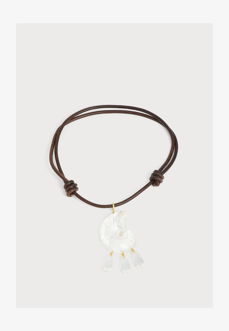Collier en cordon de cuir marron avec un pendentif en coquillage transparent sculpté et trois breloques transparentes en forme de goutte suspendues en dessous.