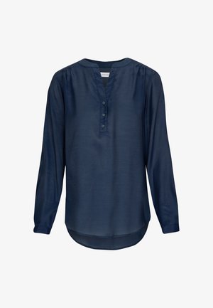 Mörkblå långärmad skjorta med V-ringning, fyra knappar, mjukt tyg och rundad nederkant, med subtila gatheringar vid axlarna.