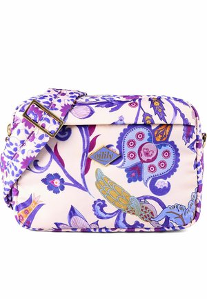 Bolso bandolera con estampados florales y de aves en tonos morado, azul y dorado, correa ajustable y placa con el logo "oilily" en forma de diamante en el frente.