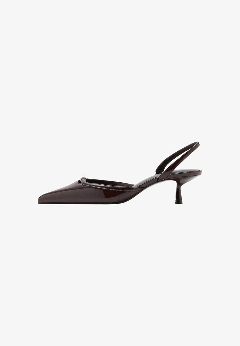 Escarpin slingback en cuir verni marron foncé avec bout pointu et petit talon kitten sur fond blanc.
