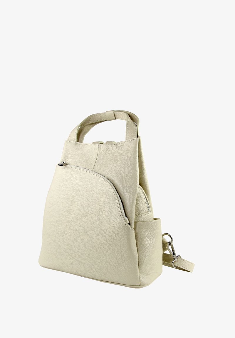 Sac à dos en cuir crème avec une forme structurée, une poignée supérieure et une poche avant zippée. Comprend une bandoulière détachable et une finition texturée.