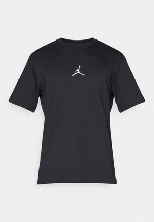 Juoda medvilnės marškinėliai su trumpomis rankovėmis, apvaliu kaklu ir baltu Jumpman logotipu, išdėstytu centre ant krūtinės. Lygus paviršius su klasikiniu siluetu.