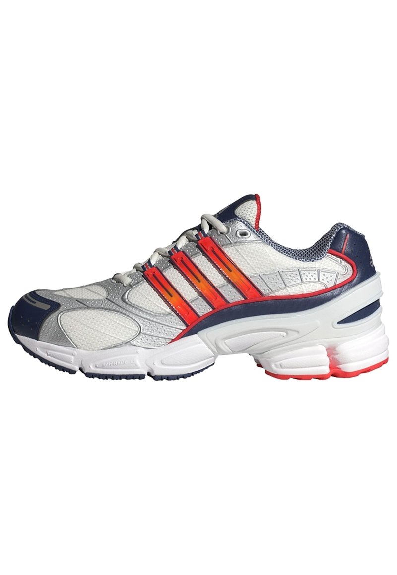 Herren-Laufschuh mit einem grauen Mesh-Obermaterial, orangefarbenen und roten Akzenten, gepolsterter Zunge und einer weißen Mittelsohle mit einer strukturierten schwarzen Sohle.