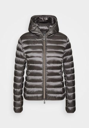 Veste matelassée gris foncé à finition brillante, dotée d'une fermeture éclair frontale, d'une capuche et de sections horizontales cousues pour l'isolation.