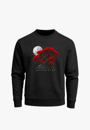 Schwarzer Pullover mit einem lebhaften roten Baumdesign, einem Vollmond und dezenten Sternen, mit dem Text "NEVERLESS" am unteren Rand.
