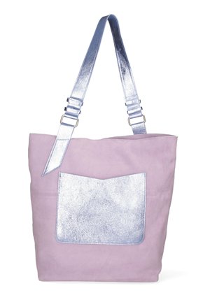 Borsa tote lavanda con una grande tasca frontale in argento metallico e spallacci regolabili abbinati.