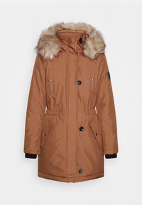 Brun isoleret parka med hætte i imiteret pels, justerbar talje, lommer med lynlås, sorte knapdetaljer og ribstrikkede manchetter for en sikker pasform.