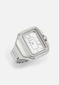 Montre Fossil rectangulaire en argent avec un cadran blanc texturé, des chiffres romains comme marqueurs, et un bracelet en acier inoxydable. Comprend une couronne sur le côté.