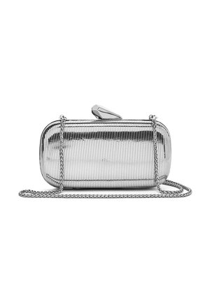 Petite pochette rectangulaire en métal argenté avec des rainures verticales, un fermoir incliné sur le dessus et une fine chaîne argentée en bandoulière.