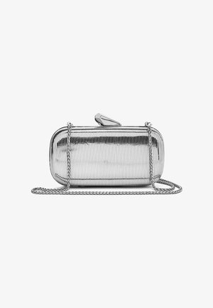 Piccola pochette rettangolare metallizzata color argento con righe verticali, chiusura inclinata sulla parte superiore e una sottile tracolla a catena color argento.