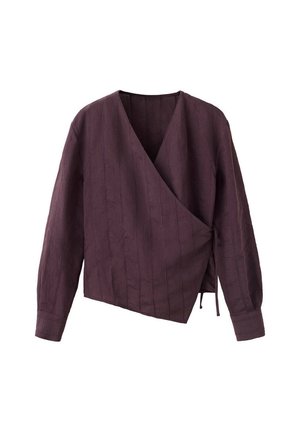 Blusa cruzada de manga larga en color púrpura intenso con rayas verticales texturizadas y cierre lateral con lazo, mostrada sobre un fondo blanco liso.