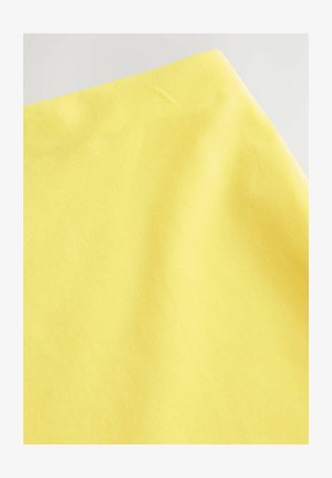 Helle gelbe Stoff mit glatter Textur und subtilem geripptem Muster, gefaltet und leicht zerknittert, der seine lebendige Farbe zur Geltung bringt.