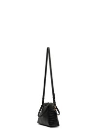 Bolso de mano de cuero negro con un patrón texturizado de cocodrilo, que cuenta con una correa larga ajustable y herrajes en tono dorado.