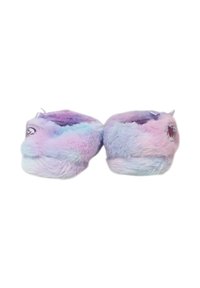 Pantofole di peluche morbide dai colori pastello arcobaleno, a forma di unicorno con orecchie e occhi ricamati, viste frontalmente su sfondo bianco.