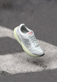 FUELCELL REBEL V5 - Løbesko walking - raincloud mineral
