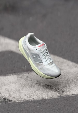 New Balance FUELCELL REBEL V5 - Walking trainers - raincloud mineral