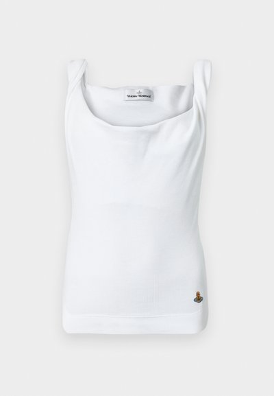 Valkoinen toppi, jossa on liehuva pääntie, resorikuvio ja kirjailtu logo alaoikealla. Valmistettu pehmeästä, joustavasta kankaasta.