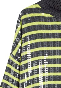Sweter dzianinowy w szare i neonowo-żółte poziome paski, ozdobiony srebrnymi cekinami ułożonymi w pionowe kolumny na przodzie.