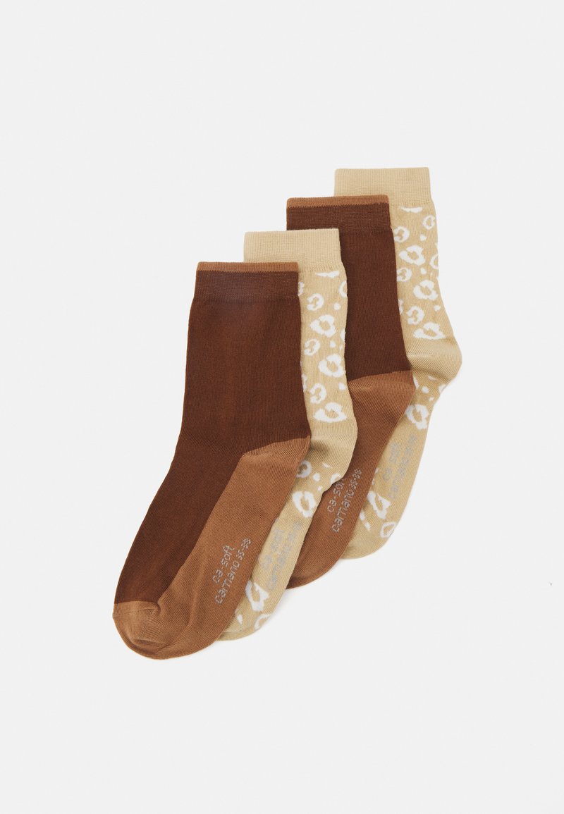 Conjunto de três pares de meias em cores castanho sólido, bege claro e bege estampado com manchas de leopardo castanhas; feitas de um tecido macio e elástico.