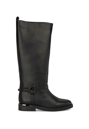 Bota de cuero negra hasta la rodilla con textura suave, suela plana y una correa decorativa con detalle de hebilla circular.