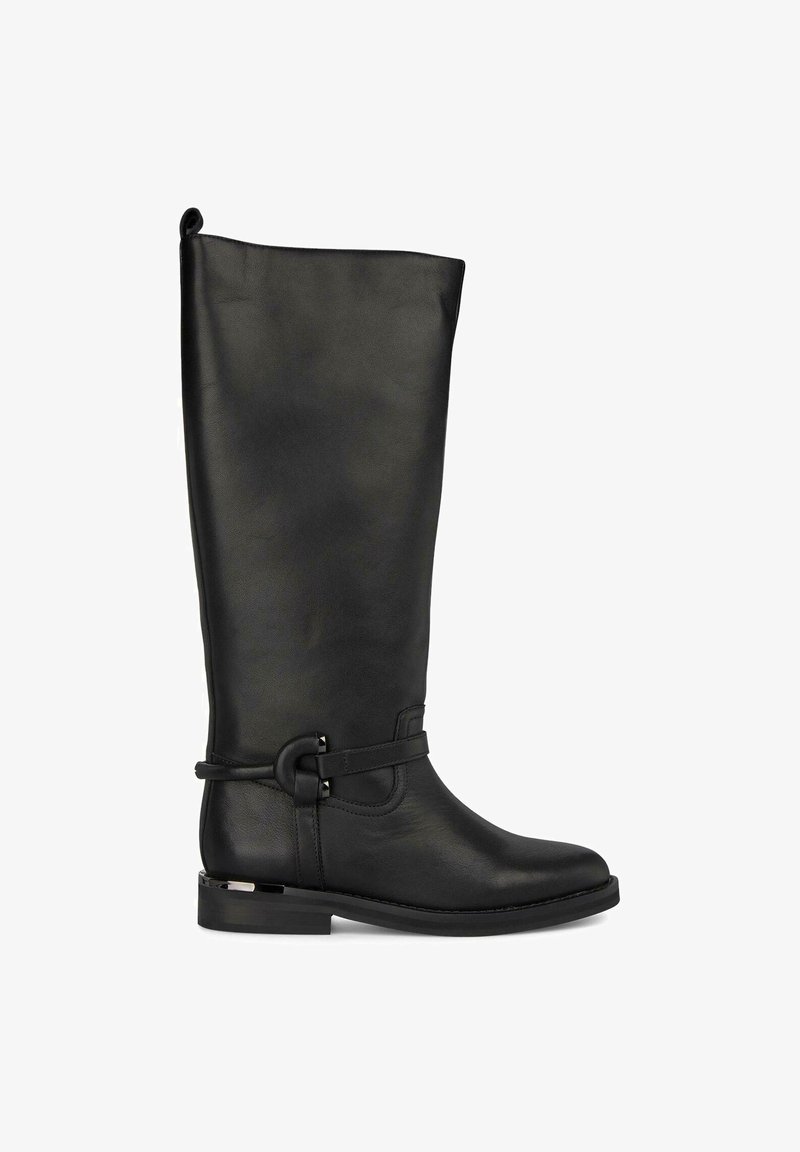 Bota de cuero negra hasta la rodilla con textura suave, suela plana y una correa decorativa con detalle de hebilla circular.