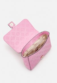Borsa a mano in pelle rosa texturizzata con motivi in rilievo, accessori in oro, chiusura magnetica e interno foderato in tessuto beige con tasca con zip.