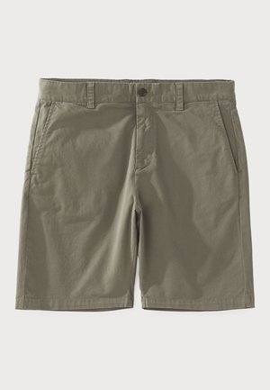 Shorts verts olive en tissu mélangé de coton, dotés d'une fermeture à bouton, de passants de ceinture et de deux poches latérales avec une texture lisse.