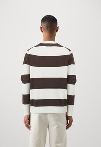 Guess Jeans STRIPED - Strickpullover - regal brown/warm