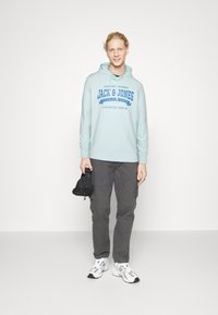 Jack & Jones JJELOGO HOOD - Felpa con cappuccio - soothing sea