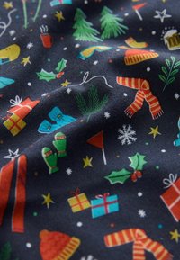 Granatowy materiał z świątecznym wzorem przedstawiającym kolorowe przedmioty, takie jak prezenty, choinki, rękawice, szaliki i płatki śniegu w różnych kształtach.