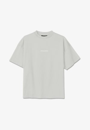Light gray oversized short-sleeve T-shirt with "PEGADOR" text centered on the chest, featuring a round neckline and dropped shoulders.