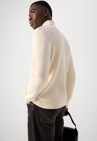 Lindbergh ROLL NECK STRUCTURE SWEATER - Maglione - ecru