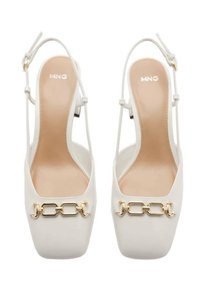 Des sandales à talons avec bride arrière blanches présentent un bout carré, un accent en chaîne dorée à l'avant, et une semelle intérieure beige avec le nom de la marque "MNG".