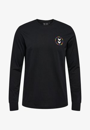 Svart långärmad t-shirt i bomull med rund halsringning och en färgglad grafisk text "Change Everything" på bröstet. Mjuk textur.