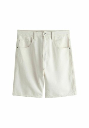 Weiße knielange Jeansshorts mit Fronttaschen, Gürtelschlaufen und einem Knopfverschluss in der Taille vor einfachem Hintergrund.