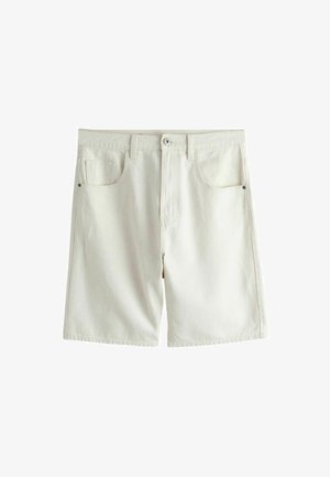 Białe dżinsowe szorty do kolan z przednimi kieszeniami, szlufkami na pasek i zapięciem na guzik w talii na jednolitym tle.