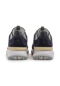 Baskets bleu marine avec tige en daim et mesh, col rembourré, semelle en caoutchouc gris avec crampons pour traction, et languette à l'arrière pour un enfilage facile.