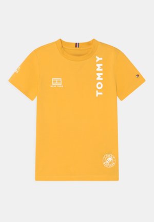 MULTI PLACEMENT TEE - Print T-shirt - yielding yellow