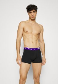 Nike Underwear TRUNK 3 PACK - Calzoncillos - black/electro purple/orange