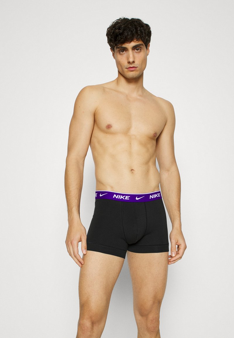 Nike Underwear TRUNK 3 PACK - Calzoncillos - black/electro purple/orange