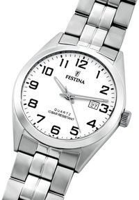 Reloj de cuarzo plateado con una carátula blanca, números árabes negros y un indicador de fecha. Cuenta con una correa de acero inoxidable y resistencia al agua de 10 bares.