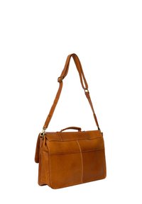 Borsa a tracolla in pelle marrone con forma piatta, manico superiore e tracolla regolabile. Presenta dettagli di cucitura e un design semplice e funzionale.