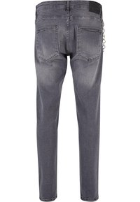 Harmaat farkut slim fit -mallilla, joissa on viisi taskua, nahkaleima vyötäröllä ja ketjuyksityiskohta sivussa.