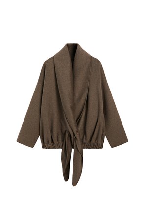 Cardigan marrone oversize con maniche lunghe, ampio colletto a scialle e laccio frontale in vita elastica.